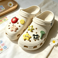 Breloques de chaussures de luxe mignonnes en PVC souple, personnalisées, motifs dessin animé, aliments, fruits, fleurs, boutons, vente en gros, directement de l'usine