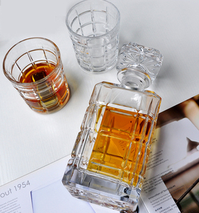 Decantador de licor de whisky de ron hecho a mano patrón clásico a cuadros cristal transparente personalizable para hoteles bares entusiastas del vino - Product Image 5