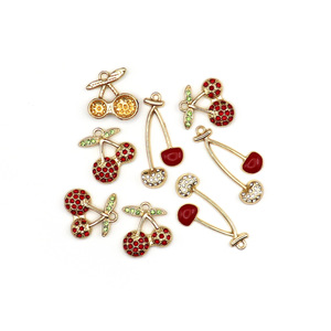 Graziosi Ciondoli a Forma <span class=keywords><strong>di</strong></span> Ciliegia Placcati Oro con Strass e Smalto, <span class=keywords><strong>Pendenti</strong></span> con Perle per Creazione <span class=keywords><strong>di</strong></span> Gioielli Fai-da-Te, Collane, Bracciali, <span class=keywords><strong>Orecchini</strong></span> e Artigianato - Product Image 2