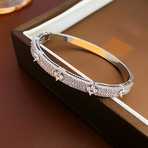 Vòng Đeo Tay Thời Trang Bangles Iced out Vàng Mạ Cubic Zirconia Stack <span class=keywords><strong>Cuff</strong></span> <span class=keywords><strong>Bangle</strong></span> Kim Cương Clover Vòng Đeo Tay Cho Phụ Nữ Đồ Trang Sức - Product Image 5