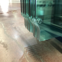 Panneau de verre flotté trempé ultra-transparent à bords polis pour décoration extérieure robuste avec des caractéristiques écologiques de haute résistance