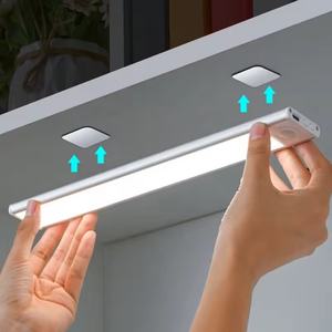 Lumière LED d'armoire intérieure moderne et élégante, mince, avec détecteur de mouvement et batterie rechargeable - Product Image 2