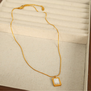 Collier en acier inoxydable avec pendentif carré en coquille blanche, design géométrique minimaliste européen et américain, bijou cadeau - Product Image 3