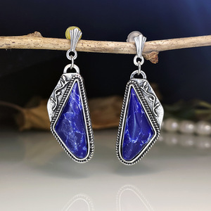 Orecchini Pendenti a Triangolo con Design a Ramo d'Albero e Pietra Blu, Accessori Moda Vintage per Donne - Product Image 1