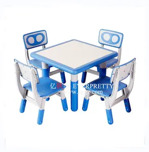 पूर्वस्कूली बच्चों पार्टी की मेज और कुर्सियों सेट बाल विहार बच्चों की मेज कुर्सी 4 सीटर प्लास्टिक कार्टून मेज और कुर्सियों