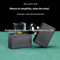 Flacon de parfum de luxe vide personnalisé en usine avec pulvérisateur à pompe 30ml 50ml 100ml, bouteille carrée en verre à fond épais gravé à l'acide avec bouchon en bois