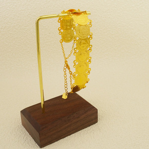 Женский позолоченный браслет с геометрическим рисунком - Product Image 2