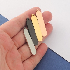 Colgantes Rectangulares Geométricos de Acero Inoxidable Personalizados con Logotipo Grabado con Láser para la Fabricación de Joyas - Product Image 4
