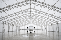 Hangar temporaire industriel pour avions avec structure en alliage d'aluminium et couverture en PVC