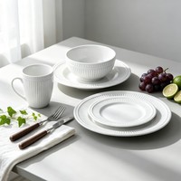 Service de vaisselle en porcelaine blanche gaufrée à nervures verticales, assiettes, bols et tasses à café en céramique à bord perlé, personnalisable avec logo – Vente en gros