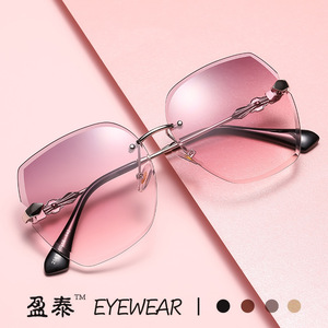 Lunettes de soleil à monture métallique UV400 pour femmes, légères, avec verres dégradés roses miroir - Product Image 1