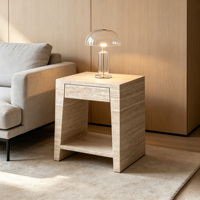 Table d'appoint en marbre travertin avec tiroir dissimulé et étagère de rangement ouverte, structure en pierre massif, style Wabi Sabi, pour chambre à coucher