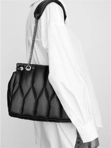 <span class=keywords><strong>Borsa</strong></span> a tracolla da donna con filo trapuntato borsetta rocciosa di grande capacità <span class=keywords><strong>nera</strong></span> morbida imbottita con patta in pelle sintetica catenina a tracolla <span class=keywords><strong>borsa</strong></span> a tracolla - Product Image 6