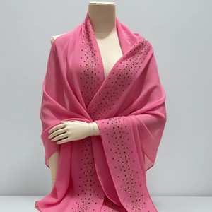 <span class=keywords><strong>Voile</strong></span> en mousseline de soie perlée, largement drapé, à double rayure dégradée, orné de strass chatoyants et de strass thermocollés complexes - Product Image 1