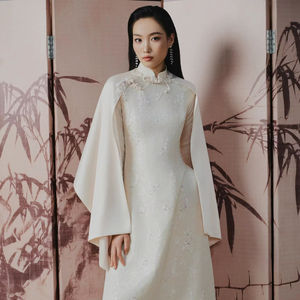 La marque locale élégante Ao Dai Vietnam propose des costumes vietnamiens traditionnels de haute qualité pour une beauté formelle. - Product Image 1