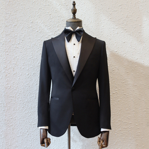 MTM classico abito <span class=keywords><strong>smoking</strong></span> <span class=keywords><strong>con</strong></span> risvolto a punta da uomo <span class=keywords><strong>con</strong></span> <span class=keywords><strong>gilet</strong></span> su misura su misura da sposa sposo abito <span class=keywords><strong>nero</strong></span> su misura <span class=keywords><strong>smoking</strong></span> bianco per uomo 3 pezzi - Product Image 1