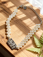 1. Bracelet en perles blanches tressées avec un charme rectangulaire géométrique en argent et des strass, élégant bracelet pour femmes