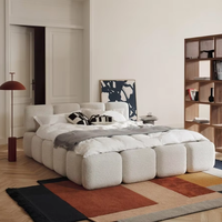 Lit de rangement carré haut de gamme en tissu de fourrure d'agneau crème, style tufté, moderne et minimaliste, taille King, best-seller tendance