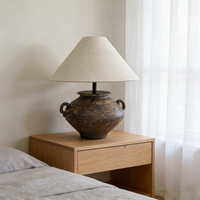 Lampe de bureau en poterie rustique marron tendance 2026 avec abat-jour en lin, style Wabi Sabi, lampe en céramique à double poignée pour hôtel et villa