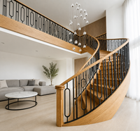 Escalier en colimaçon pour villa, manoir, intérieur, hall à double hauteur, escalier en bois courbé avec rampe en métal