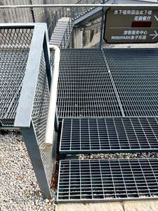 Kisi baja batang bergerigi 32*5mm kustom celup panas galvanis untuk jalur jalan Modern struktur konstruksi tahan lama kisi logam - Product Image 2