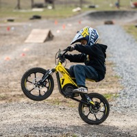 Vélo de course électrique tout-terrain personnalisé pour enfants, moteur brushless 653W, batterie lithium 36V 5.0Ah, suspension avant, vente en gros OEM ODM