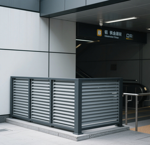 سياج سكني خارجي عمودي ، سياج من شريحة الألومنيوم ، بوابة حائط مع سياج ورمح علوي وتعريشة - Product Image 4