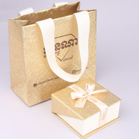 Vente en gros Petits sacs en papier personnalisés avec logo et poignées en ruban pour le shopping dans la boutique de bijoux imprimés de luxe pour mariage