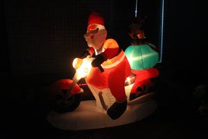 Père Noël gonflable de 160cm sur une <span class=keywords><strong>moto</strong></span> avec un renne et des lumières internes pour la décoration de Noël - Product Image 2