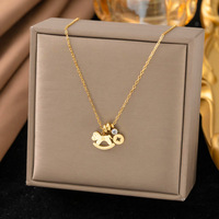 Collier en acier inoxydable TZ171 disponible dès maintenant ; l'ornement en bois en forme de petit cheval ne perd pas sa couleur.