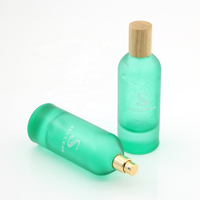 Flacon de parfum en verre givré vert menthe de 80 ml, vide, avec atomiseur, bouchon en bois, brume fine dorée, col serti