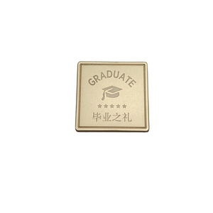 Étiquette de bagage en métal Prosody 20x20mm, gravée sur mesure, cadeau de diplôme pour vêtements et sacs - Product Image 1