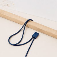 Étiquettes suspendues gaufrées écologiques en stock avec option de logo personnalisé en forme carrée pour vêtements et sacs