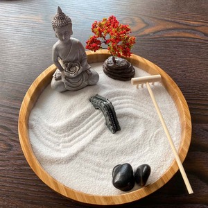 พระพุทธรูปนั่งสมาธิในสวนเซนจิ๋วแบบเอเชีย พร้อมต้นบอนไซ งานประติมากรรมเรซิ่น สำหรับตกแต่งบ้าน สไตล์พุทธศาสนา - Product Image 3