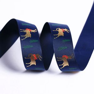 Feestlinten klaar voor verzending: satijnen lint, polyester lint, bloemenlint, grosgrain lint, kerstlint in rood en groen met gouden logo. - Product Image 6