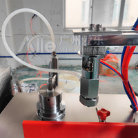 Machine de remplissage semi-automatique pneumatique 3-en-1 pour aérosols, idéale pour les applications d'assainisseurs d'air, de peintures en spray et alimentaires, avec composant de pompe central.