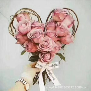 Bouquet de mariage, roses roses, couronne en forme de cœur, arrangement floral pour décoration de cadeau de mariée - Product Image 1