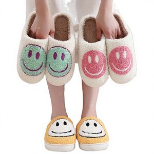 Chaussons d'intérieur personnalisés avec logo pour femmes, en polaire douce et moelleuse, à bout fermé, antidérapants avec semelle TPR - Product Image 2