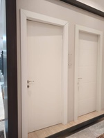 Porte intérieure moderne en MDF blanc, design minimaliste, insonorisée, ouverture latérale, pour usage domestique ou professionnel, surface finie
