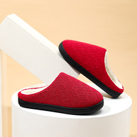 Chaussons d'intérieur doux et chauds en peluche, motif losanges classiques, prix d'usine en gros, logo personnalisé