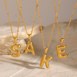 Collier avec lettres 3D en relief, 26 lettres, pendentif initial en forme de ballon plaqué or, collier personnalisé avec nom en acier inoxydable - Product Image 2