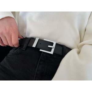 Cinturón de metal para mujer con hebilla cuadrada de aleación, estilo casual, aspecto de cuero negro, para pantalones y jeans. - Product Image 1