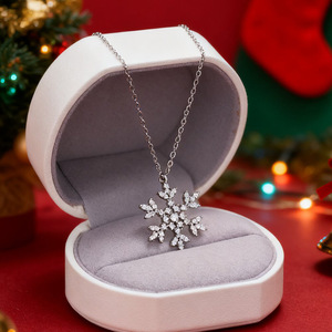Collana con ciondolo a forma di fiocco di neve per donna, regalo di gioielli alla moda scintillanti per le vacanze - Product Image 2