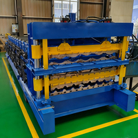 Machine de formage de tuiles de toit en acier coloré à trois couches CNC avec moteur à engrenages et roulement, fabriquée en Chine