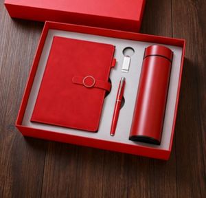 Carnet en cuir rouge pour cadeau, journal personnalisé, ensemble cadeau avec thermos, carnet, stylo et bouteille d'eau - Product Image 1