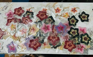 ดอกชบาประดับลูกปัดสีชมพูพร้อมลวดลายลูกศรสีทอง ประดับด้วยงานปักวิบวับสำหรับเสื้อผ้าและกระเป๋าถือ - Product Image 3