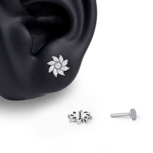 Astm F136 Titanium <span class=keywords><strong>Labret</strong></span> Stud 16 Gauge Heldere Zirkonia Mooie Bloemblaadjes Bloem Kraakbeen Helix Lob Piercing Sieraden - Product Image 1