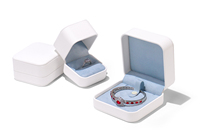 Boîte d'emballage de bijoux de luxe en cuir PU carré haut de gamme avec logo personnalisé pour collier, bracelet, boucles d'oreilles, bague