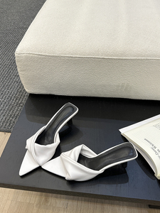 รองเท้าส้นกลางแบบเปิดหัวแหลมสำหรับผู้หญิง รุ่นใหม่สำหรับฤดูใบไม้ผลิและฤดูร้อน สวมใส่สบาย น้ำหนักเบา เข้าได้กับทุกชุด ดีไซน์หรูหรา - Product Image 5