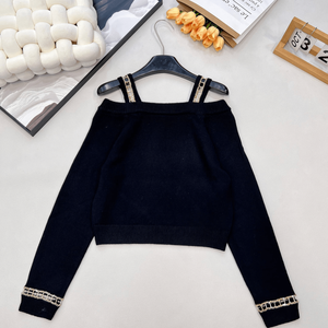 Blusa corta de punto negra para mujer con hombros descubiertos, detalle de cadena y manga larga - Product Image 1